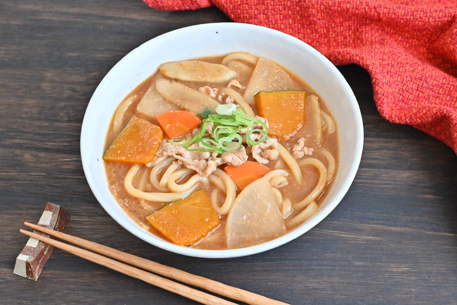 ビタミンカラーで寒さを吹き飛ばす　根菜肉うどん